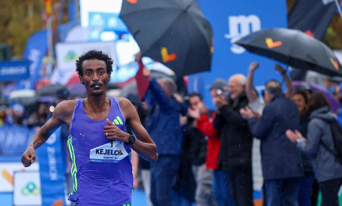 Kejelcha batió el récord del mundo bajo la lluvia