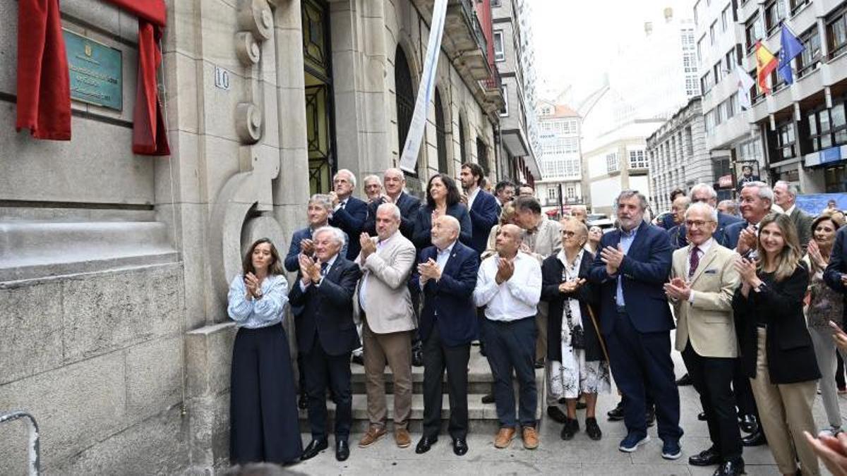 Acto de descubrimiento de la placa conmemorativa en la sede de la Real Academia de Medicina.