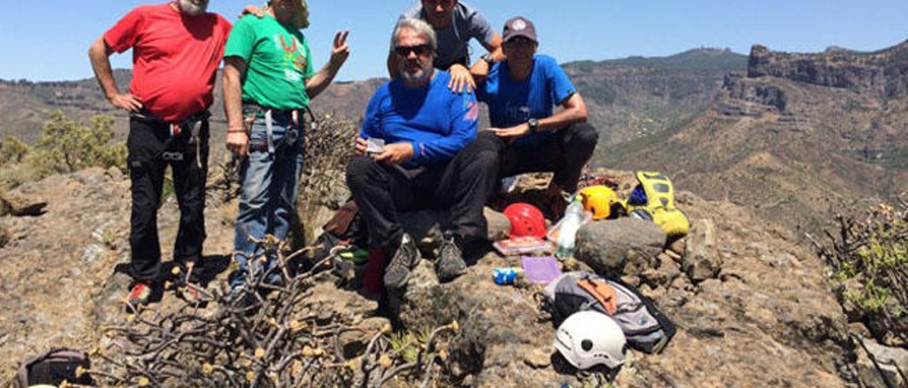 Miembros de la Federación Canaria de Montaña en la cumbre del Bentayga.