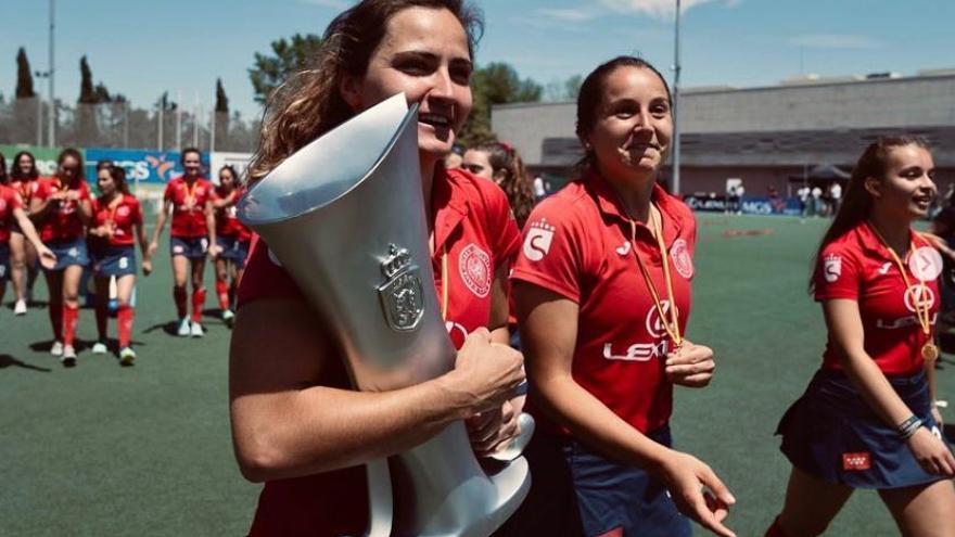 Lola Riera, con la Copa de Campeonas de Liga lograda con el Complutense