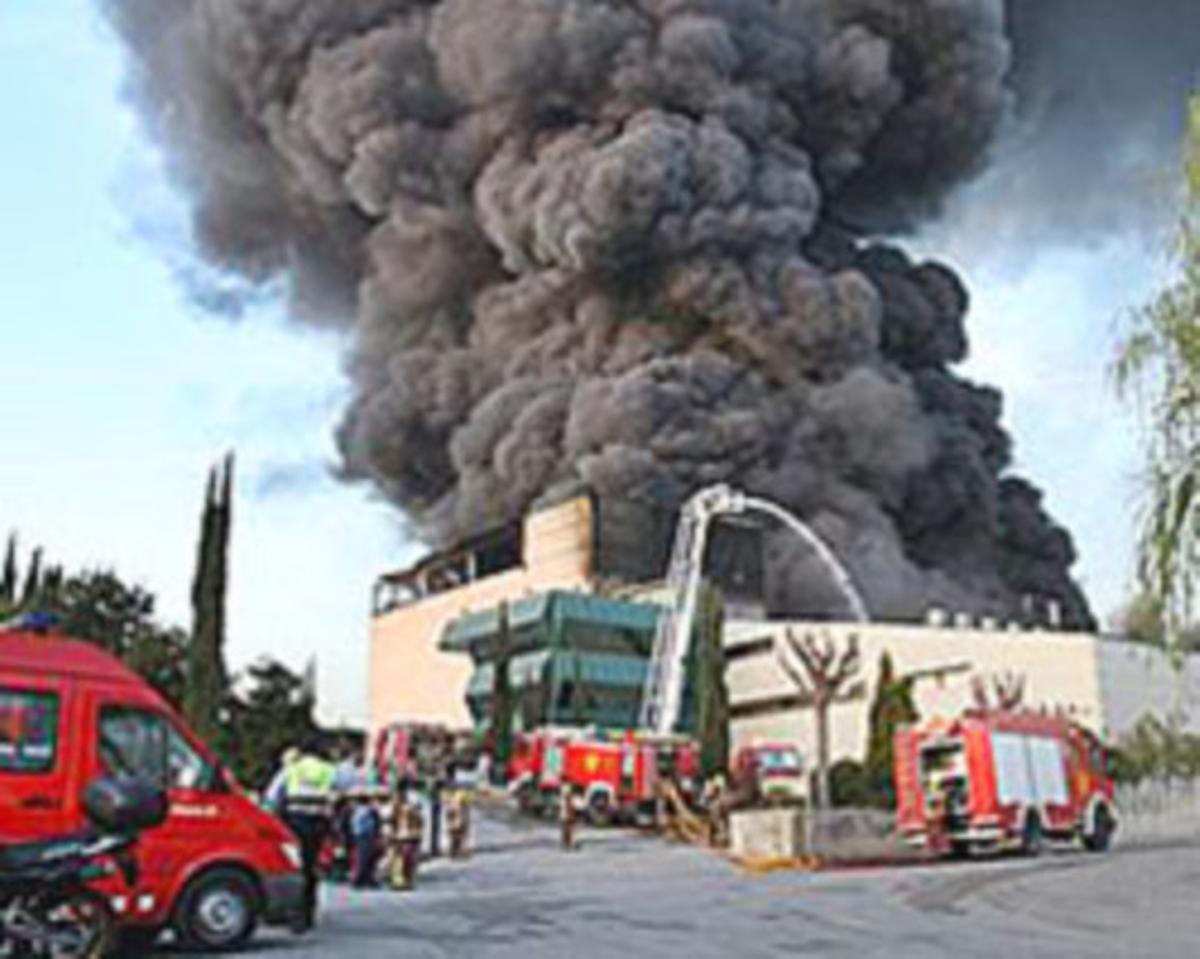 Extinció del foc a l’empresa de parament de plàstic.