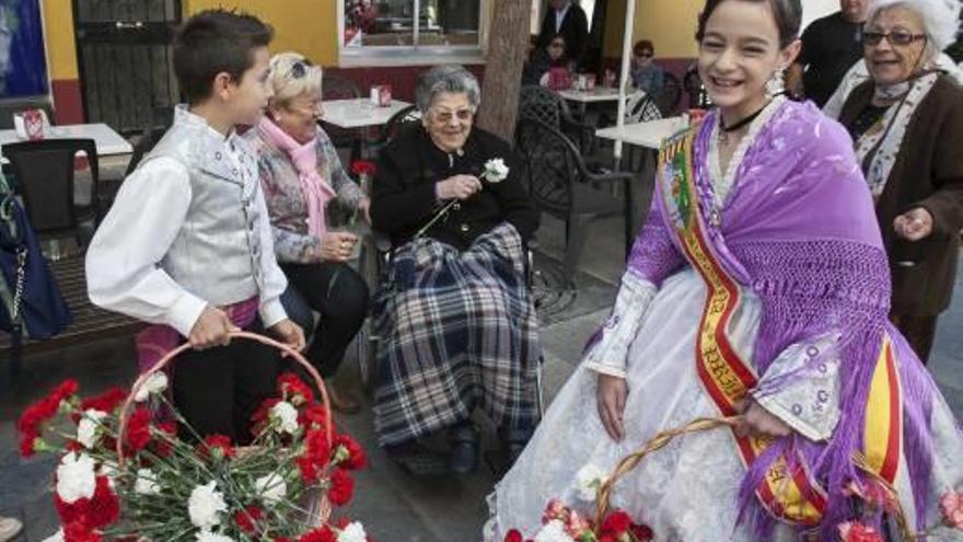 Las reinas reparten 2.000 flores y los moros toman el castillo