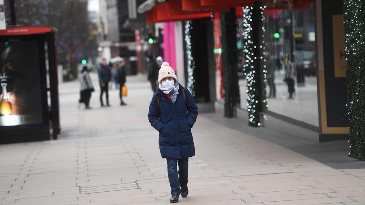 Una mujer camina por Oxford Street, en Londres.