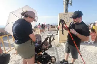 Cientos de alicantinos se preparan para ver el eclipse de sol en el castillo de Santa Bárbara