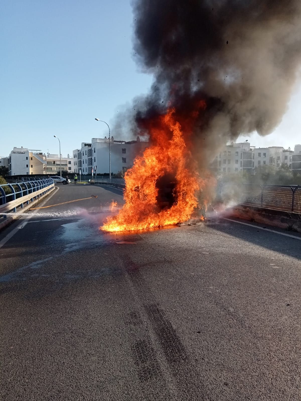 Un coche se incendia sobre un puente de la Vía de Cintura de Palma