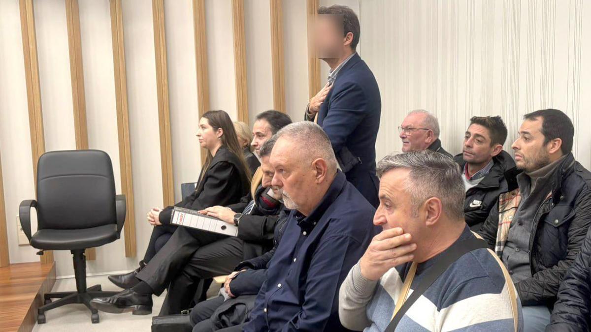 El juicio fue ayer en Vigo. Eusebio Novas es el primero por la derecha en la fila de atrás. En la zona de los bancos también se sentaron varios abogados por falta de espacio en el estrado.