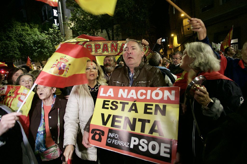 Cientos de manifestantes vuelven a asediar la sede del PSOE en Murcia