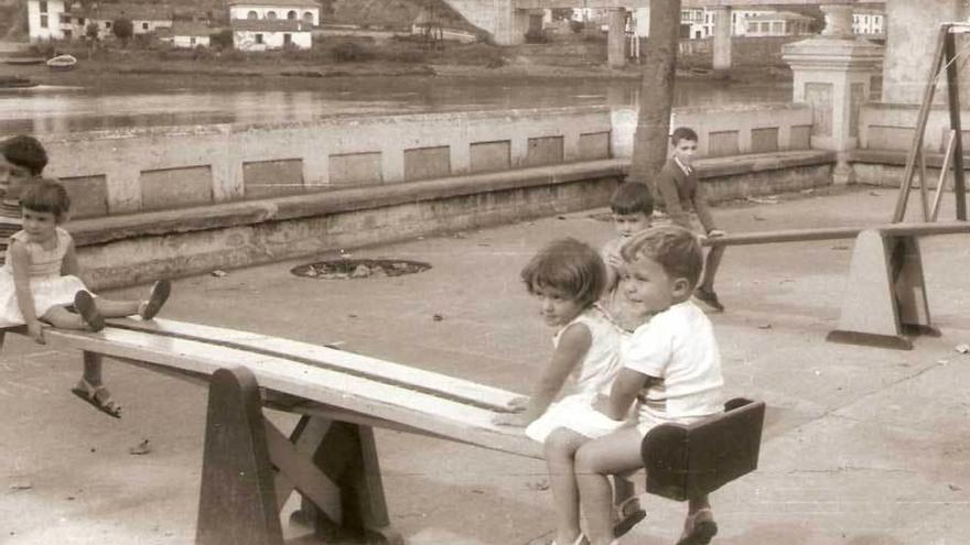 Niños en el parque infantil en 1957.