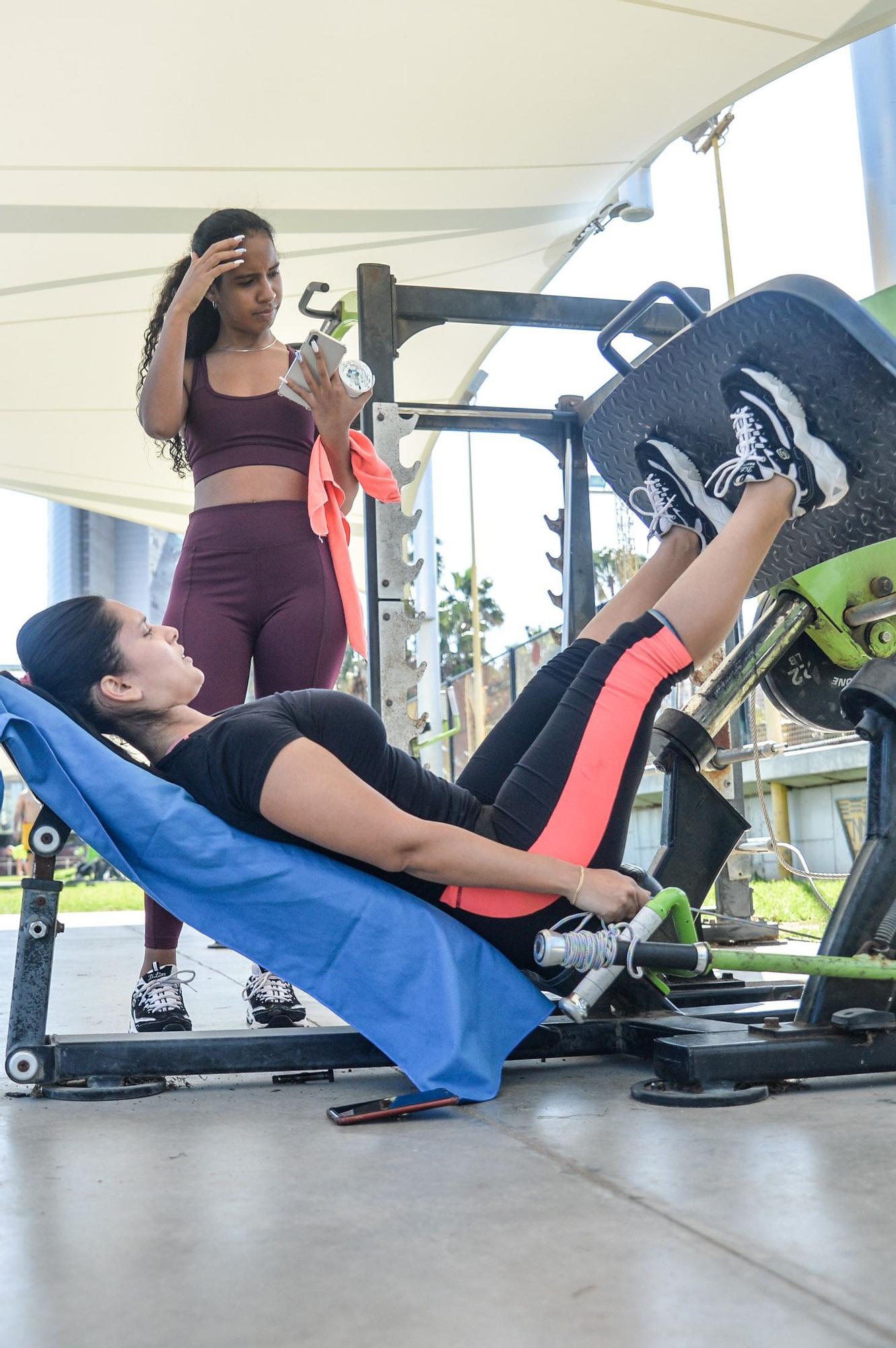 Gente haciendo deporte en Parque Romano tras el cierre de gimnasios e instalaciones deportivas Gente haciendo deporte en Parque Romano tras el cierre de gimnasios e instalaciones deportivas