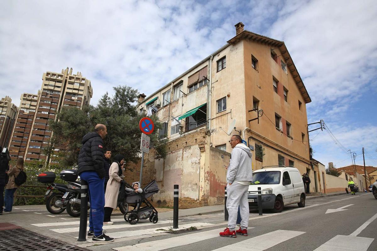 Edificio El Barco de Esplugues, desalojado el lunes por riesgo de derrumbe y en el que actualmente cinco vecinos se niegan a salir.