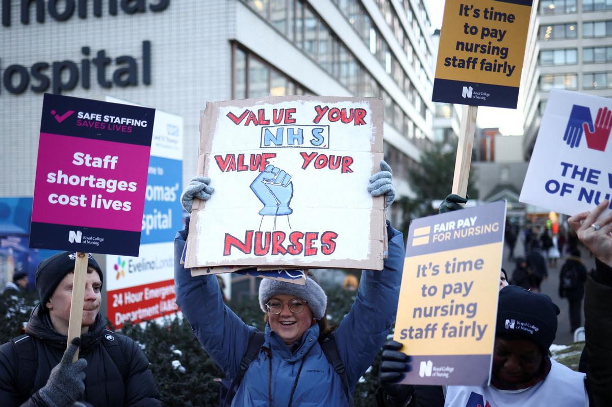 Protesta de enfermeras del sistema de salud público del Reino Unido (NHS, por sus siglas en inglés), frente al Hospital St. Thomas de Londres. Reclaman recibir un salario digno acorde con el trabajo que realizan.