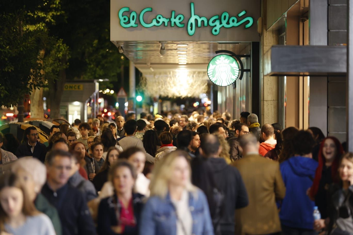 Fiebre por el Black Friday: una marea de gente abarrota la calle Colón