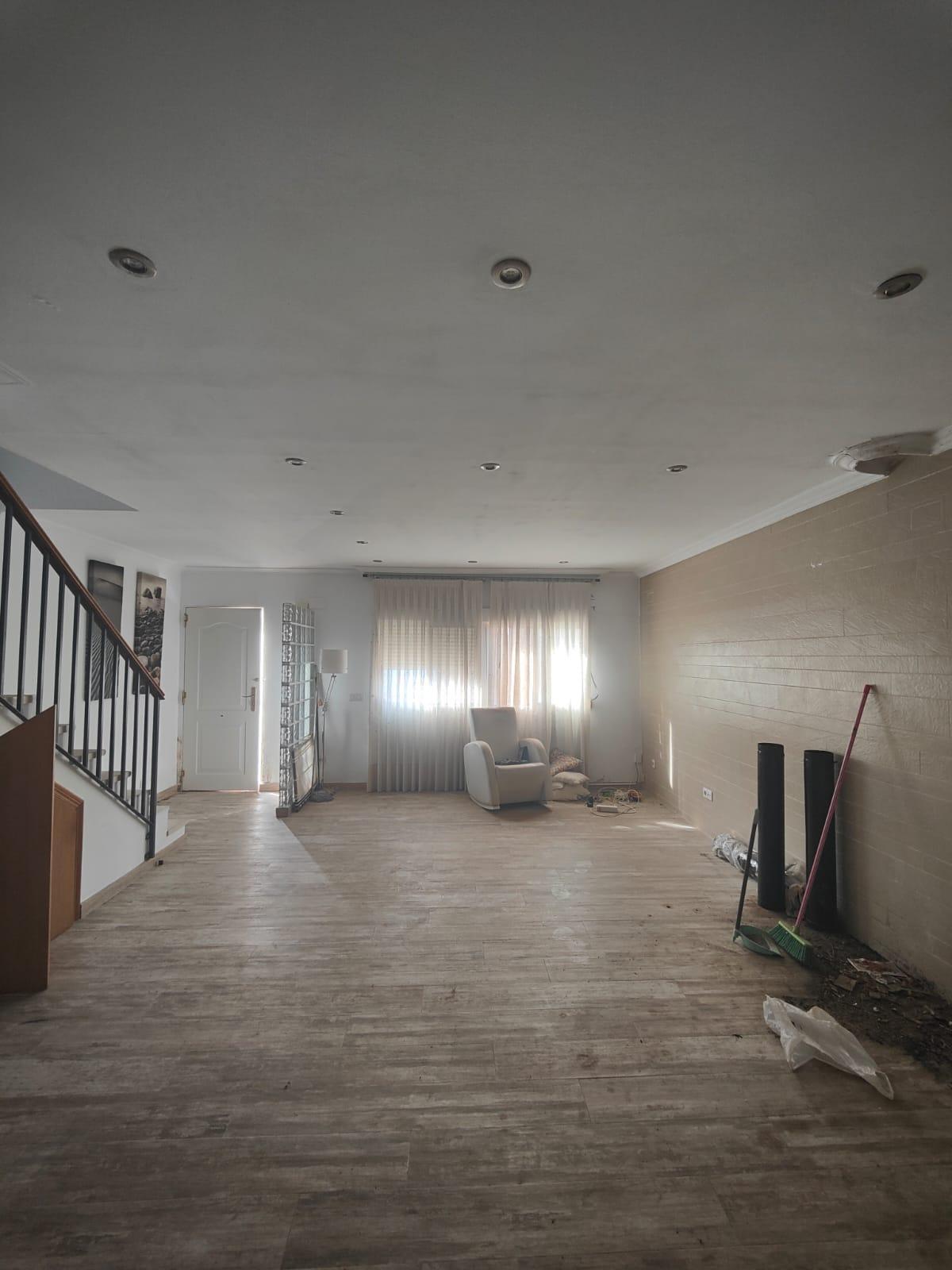 Galería de imágenes: Sale a la venta una casa independiente de tres plantas en Vila-real por 170.000 euros