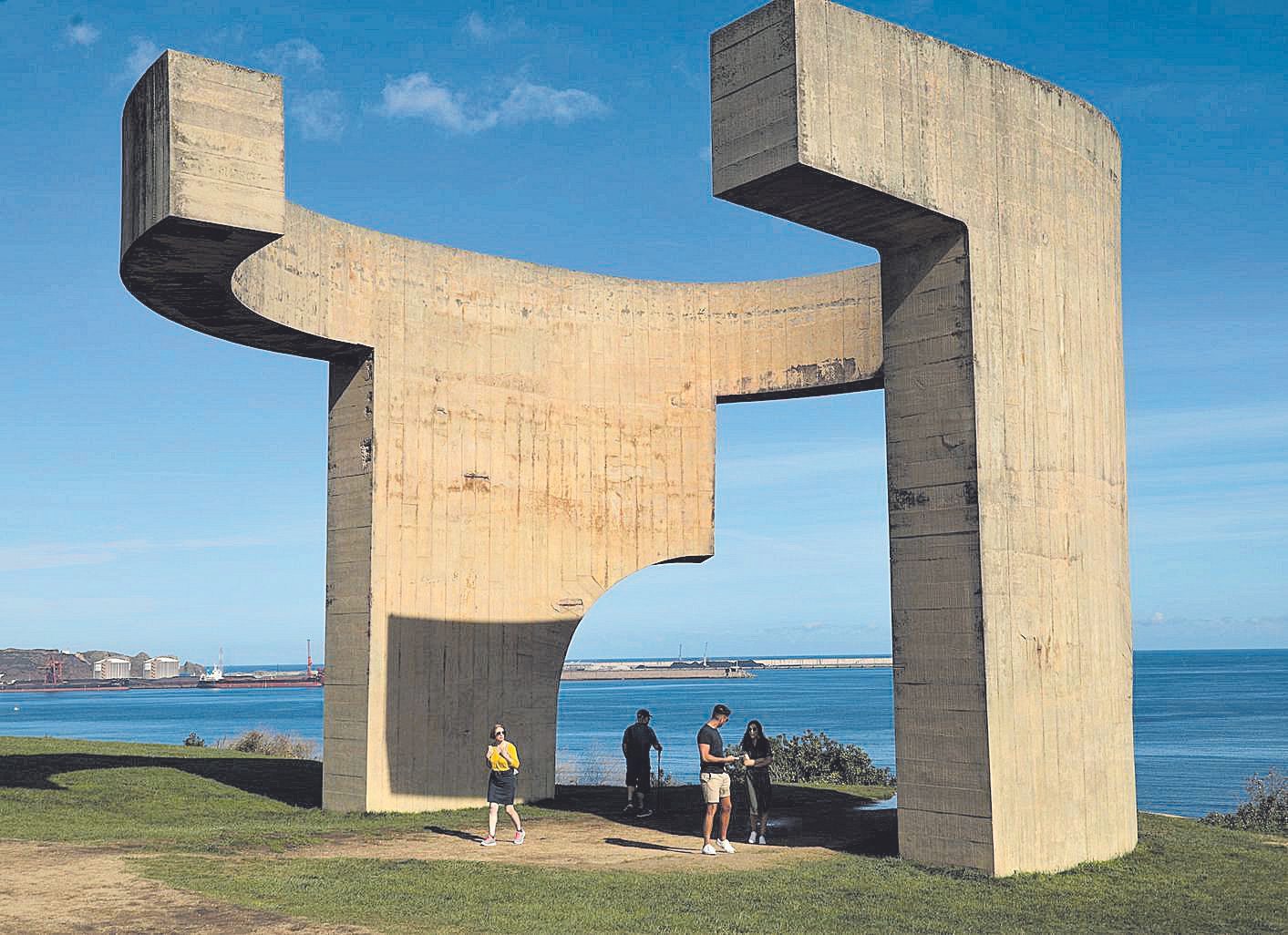 La escultura 'Elogio del horizonte' de Chillida