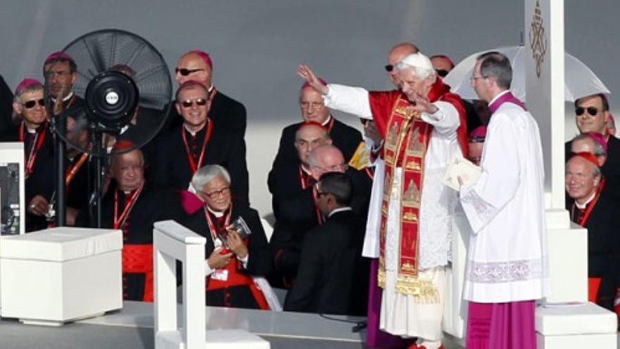 El Papa es recibido entre vítores en Cibeles