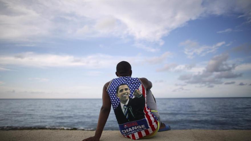 Un hombre cubano, con una camiseta del presidente de los EE UU, Barack Obama.