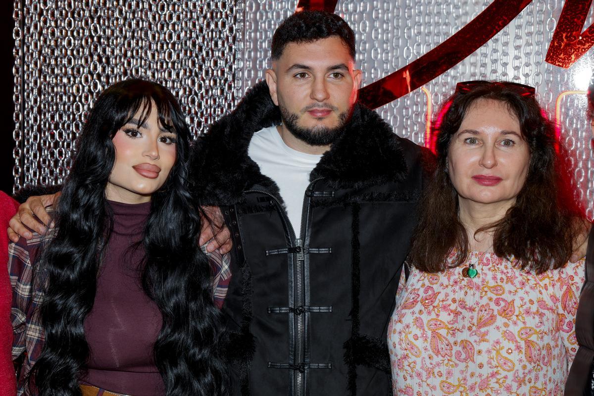 Omar Montes junto a su pareja y su madre