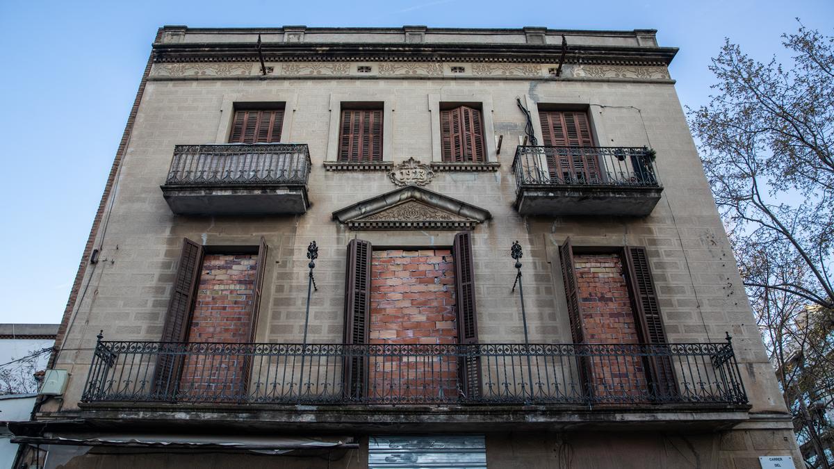 La casa del número 46 de Montnegre, en el barrio de Camp de la Creu, en Barcelona, pendiente de derribo.