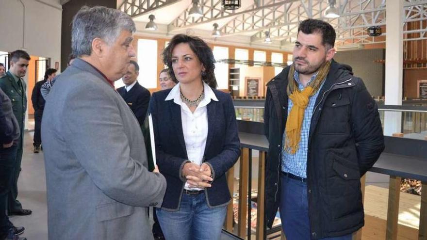 Fernando Nogueira, Sandra González y el diputado Uxío Benítez, en el mercado de Tomiño. // J. V.