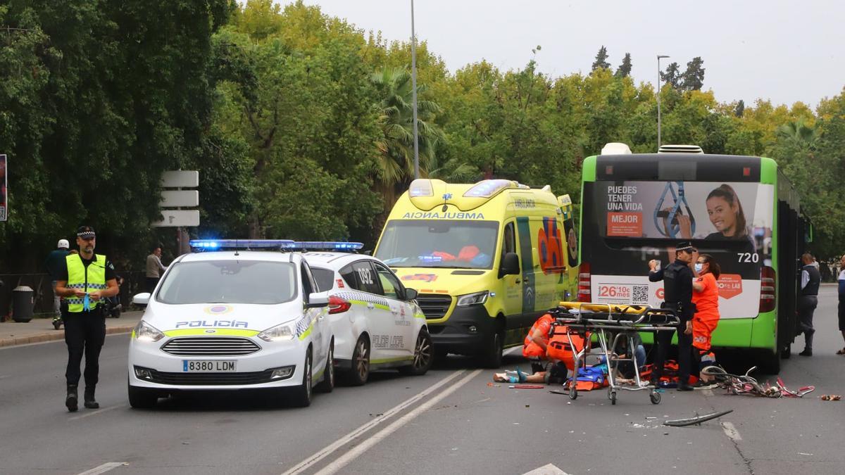 Sanitarios atienden al ciclista atropellado en la avenida del Corregidor.