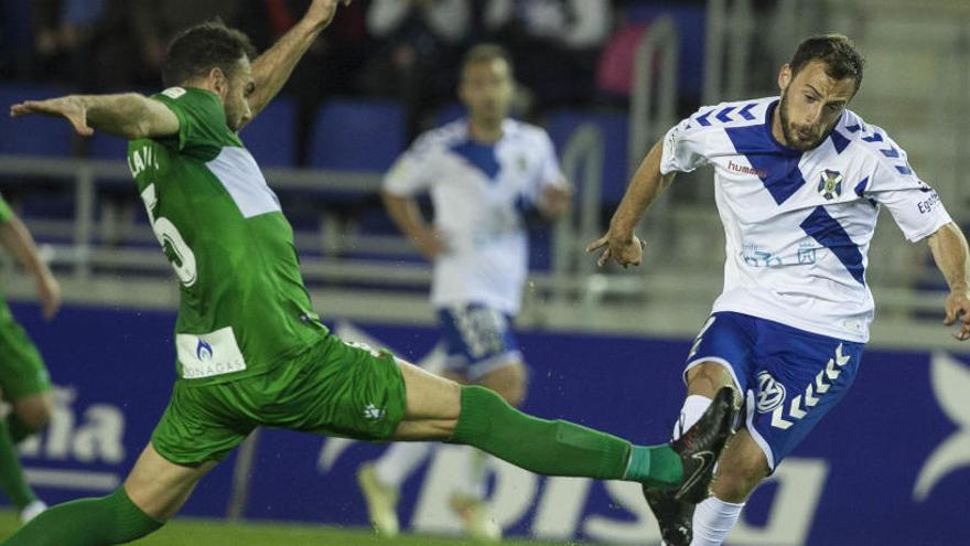 Gonzalo Verdú presiona a un jugador del Tenerife en la visita al Heliodoro del pasado curso.