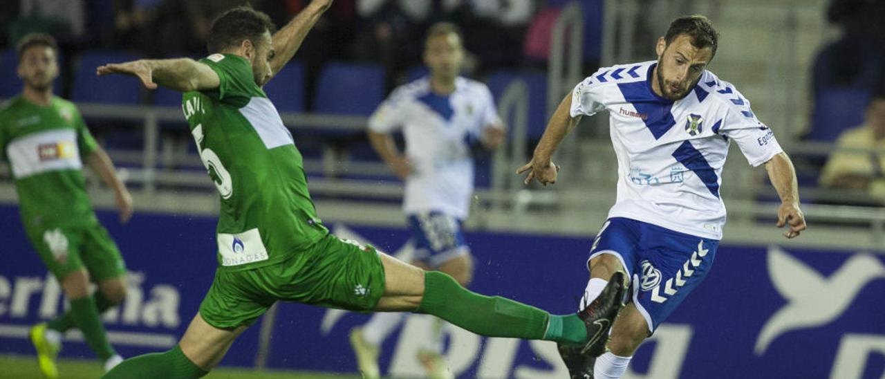 Gonzalo Verdú presiona a un jugador del Tenerife en la visita al Heliodoro del pasado curso.