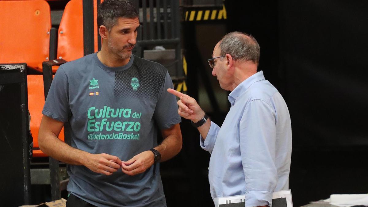 Rubén Burgos conversa con Esteban Albert, director deportivo, tras el entrenamiento vespertino