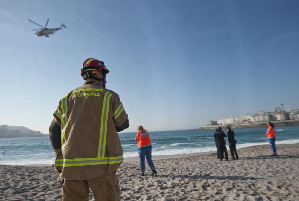 Salvamento Marítimo y Bomberos de A Coruña tratan de localizar a un joven senegalés de 17 años desaparecido en la playa mientras jugaba al balón dentro del agua.