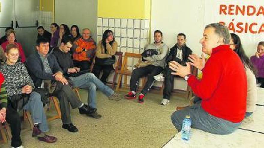 Participantes en una de las charlas ofrecidas ayer en la parroquia Cristo da Victoria. // Ricargo Grobas