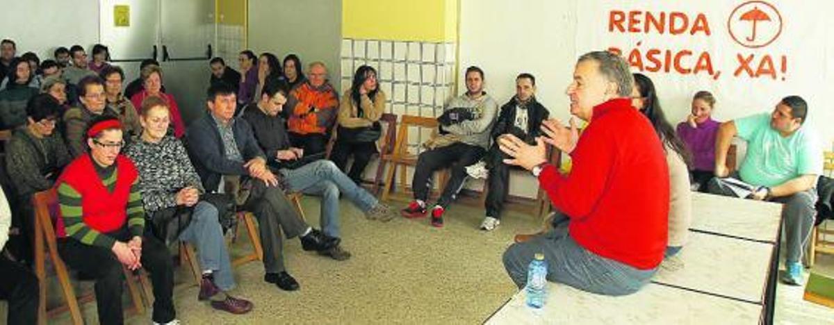Participantes en una de las charlas ofrecidas ayer en la parroquia Cristo da Victoria.  // Ricargo Grobas