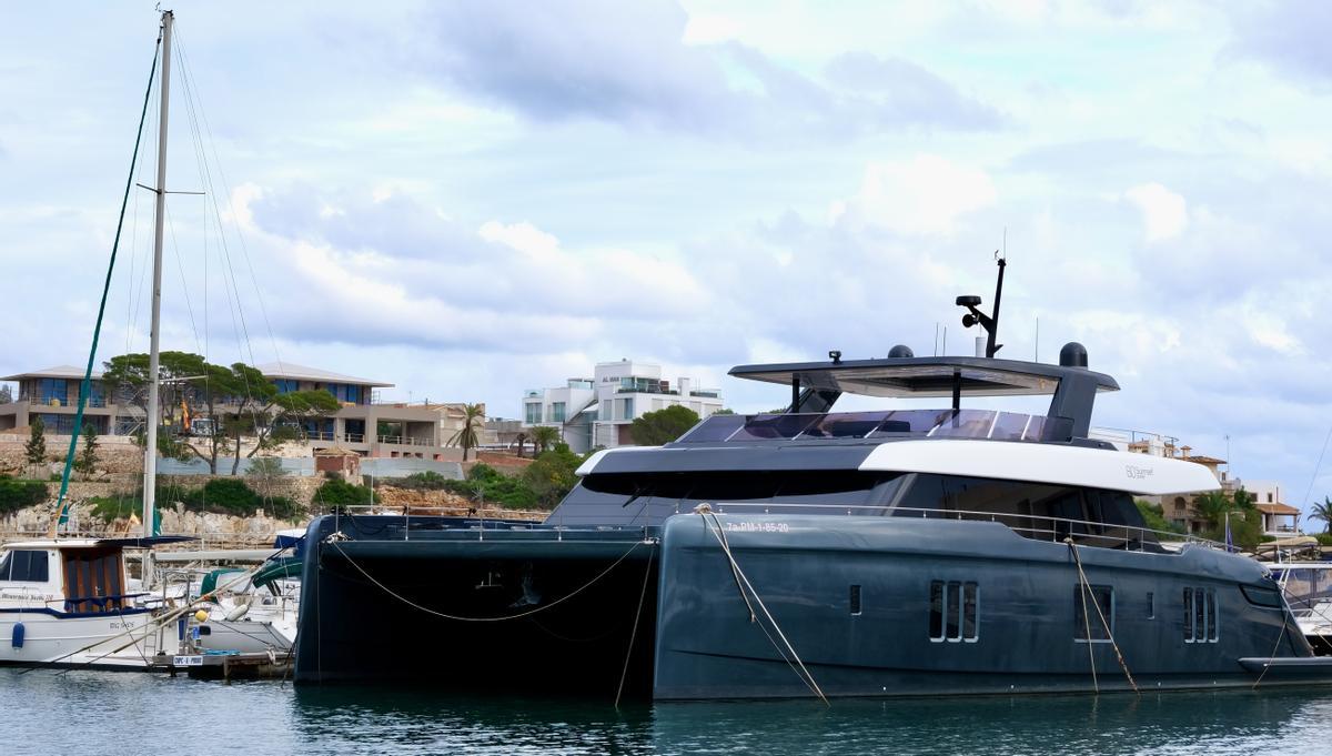 El yate de Rafa Nadal atracado en Porto Cristo con su nueva casa a la izquierda