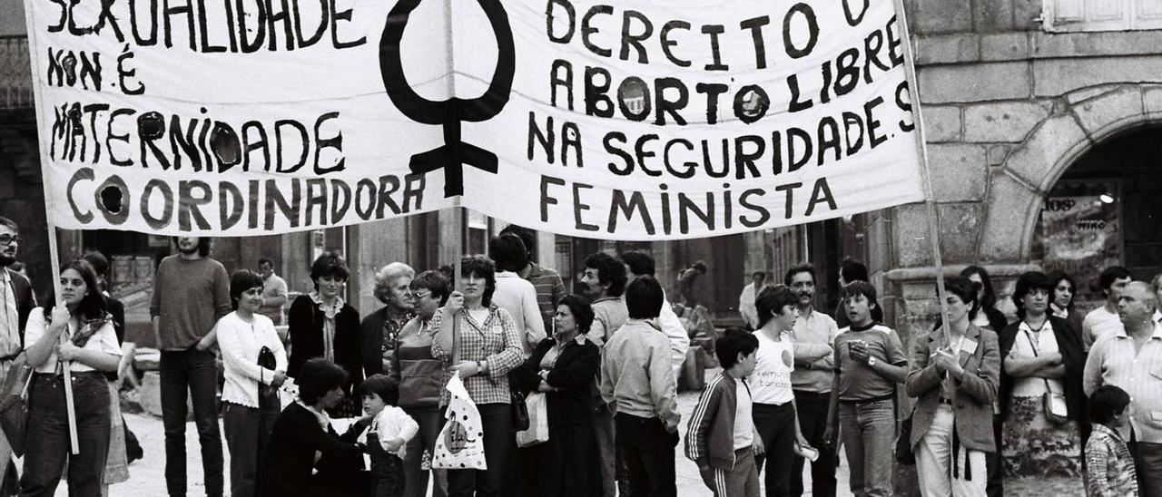 Concentración en Vigo en favor del aborto. Victoria Quivén sostiene la pancarta, a la izq.  | / VÍCTOR DE LAS HERAS