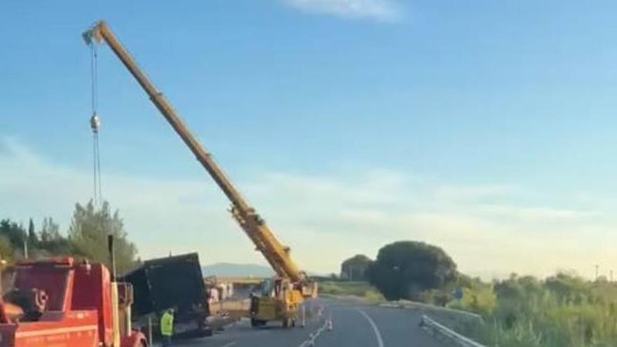 Un camió bolca i escampa peces de marbre per l'AP-7 a Vilafant