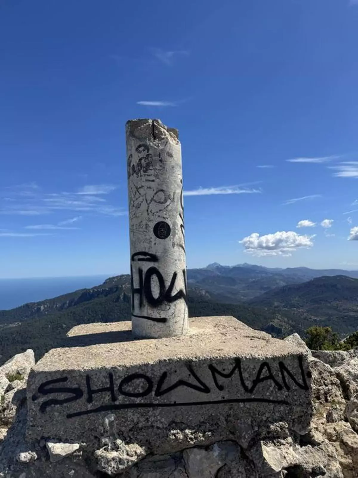 El vandalismo llega a la cima de la montaña mágica de Mallorca, el Puig de Galatzó, con pintadas de ‘Showman’
