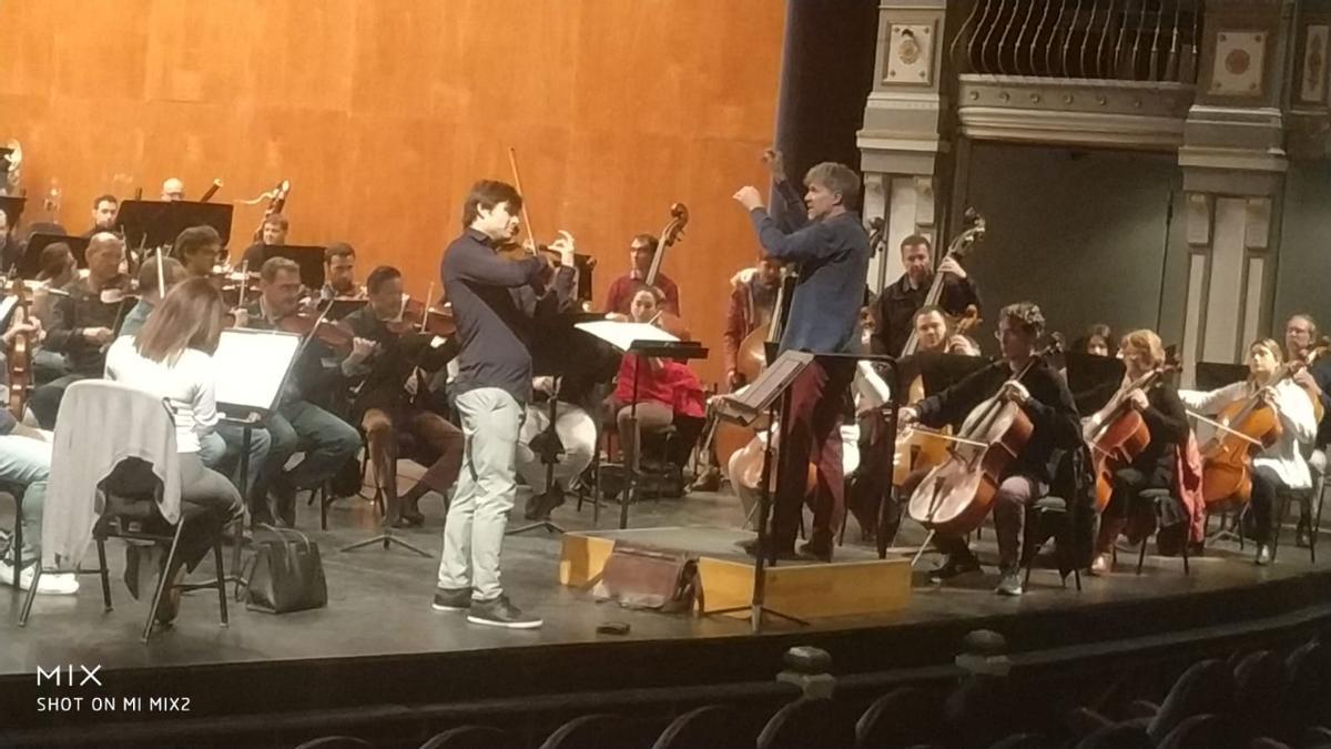 La OFM junto al maestro Paweł Przytocki y al violinista Francisco Fullana en el ensayo general del programa nº 8 de la Temporada de Abono.