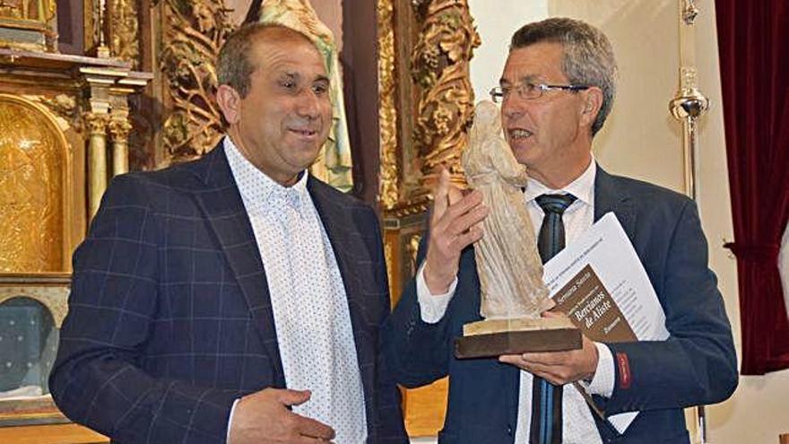 El periodista Celedonio Pérez, a la derecha, junto al presidente de la cofradía, Fernando González.