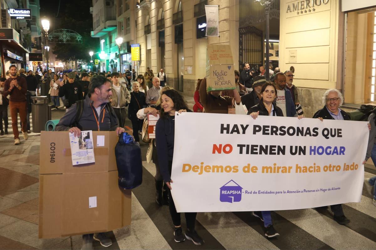 Manifestación de solidaridad con las personas sin hogar a pocos metros del Ayuntamiento de Alicante.