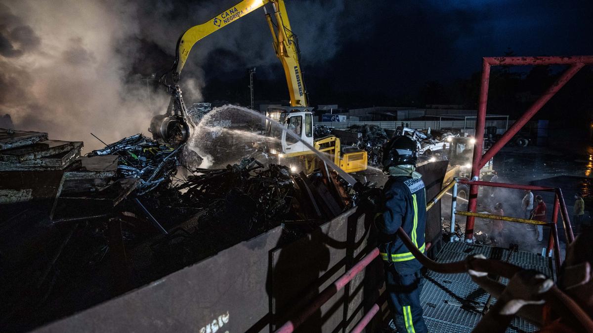 Declarado un fuego en el desguace de Ca Na Negreta