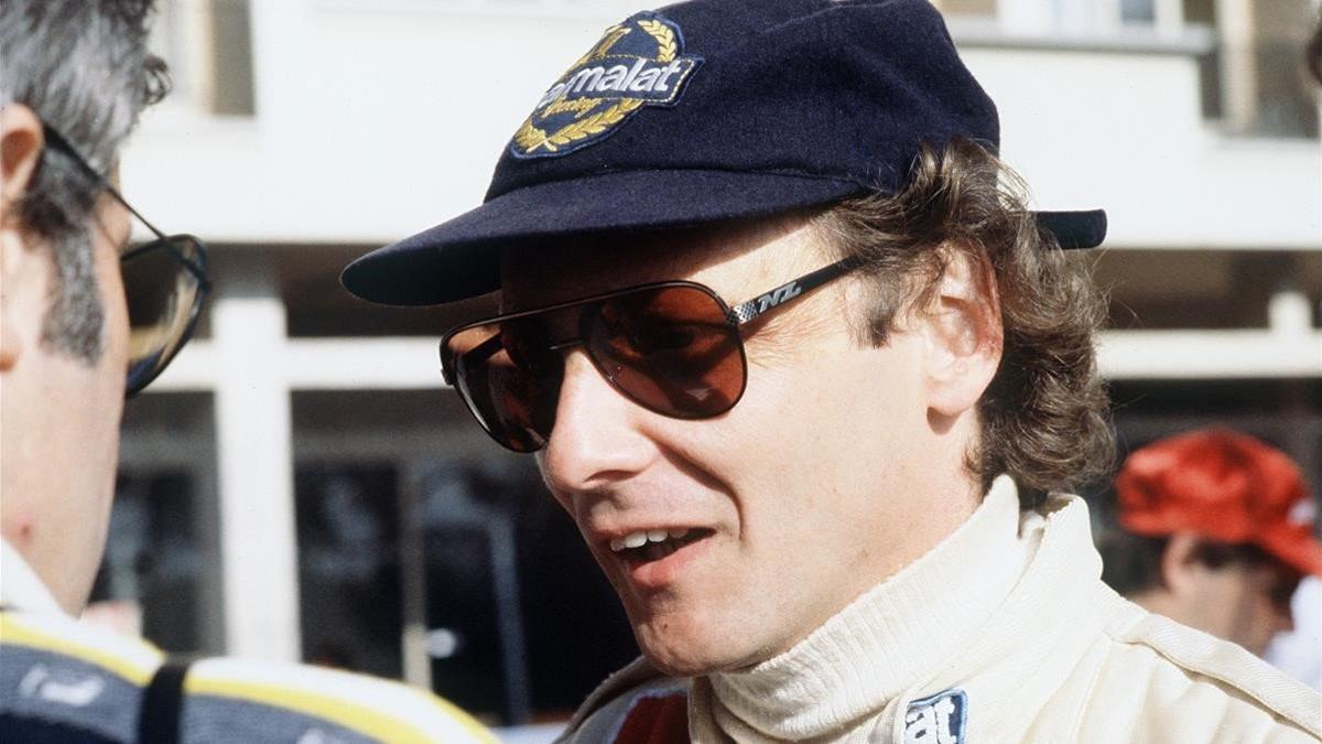 Niki Lauda habla con un mecánico en Mónaco en 1979.