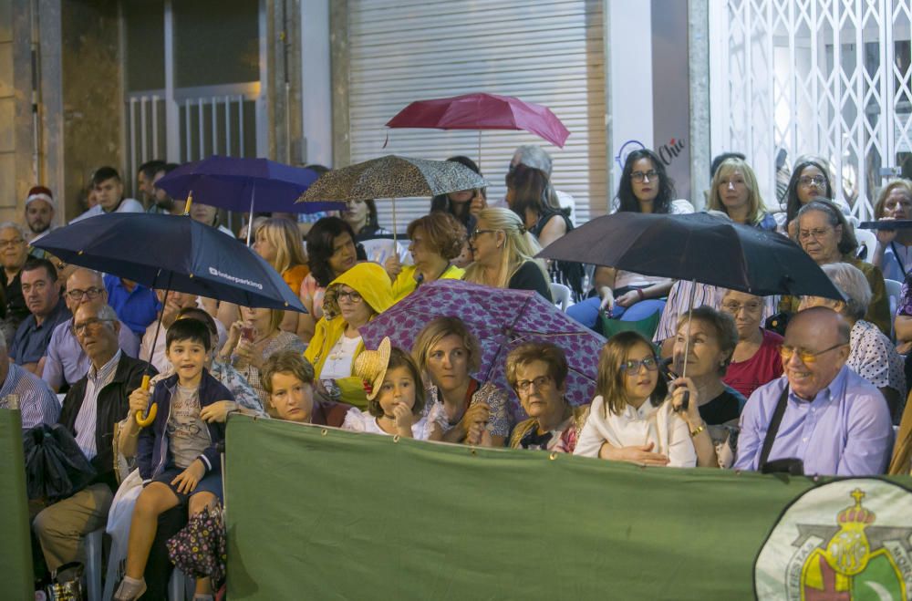 Miles de personas asisten al Desfile de la Entrada en la avenida Carlos Soler