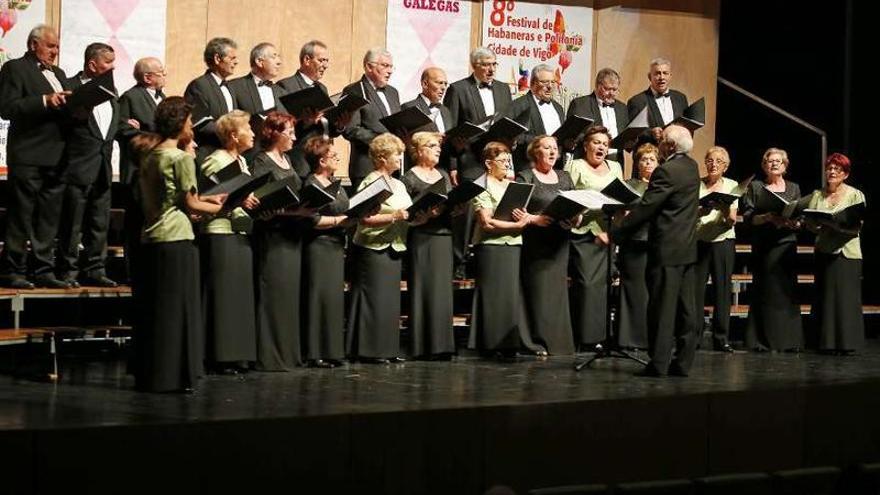 La coral polifónica de la Sociedad Cultural y Deportiva Helios de Bembrive, ayer, en el festival.