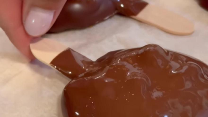 Piruletas de helado sin moldes ni batidora, el postre perfecto para el verano