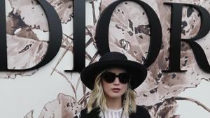 Jennifer Lawrence posa en el ’fotocall’ del desfile de alta costura de Dior, en París.