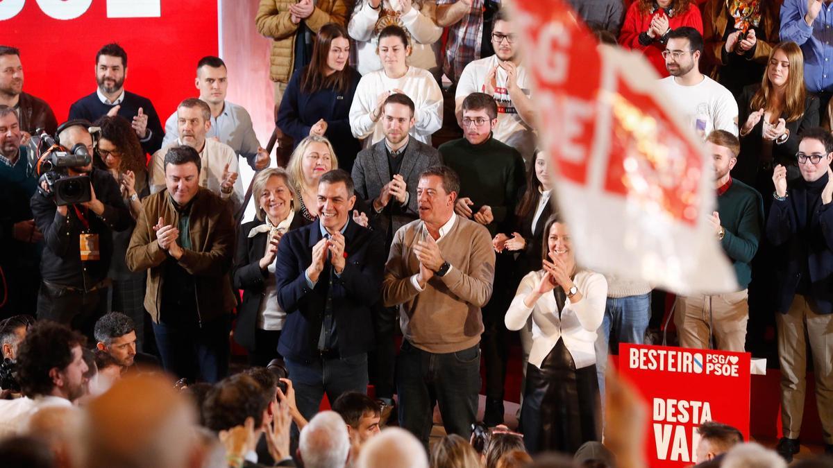 El presidente del Gobierno y líder del PSOE, Pedro Sánchez, junto al candidato del PSdeG, José Ramón Besteiro, durante un mitin el Lugo el pasado fin de semana.
