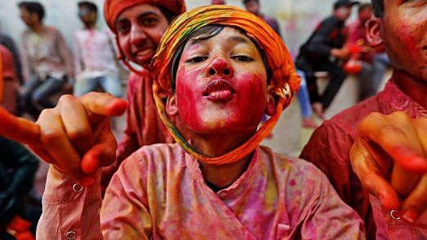 La festa Holi que celebra la fi de l&#039;hivern arrenca per als devots hindús