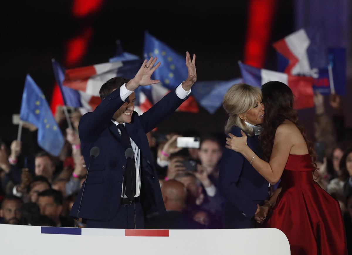 Paris (France), 24/04/2022.- French President Emmanuel Macron and his wife Brigitte Macron celebrate on the stage after winning the second round of the French presidential elections at the Champs-de-Mars after Emmanuel Macron won the second round of the French presidential elections in Paris, France, 24 April 2022. Emmanuel Macron defeated Marine Le Pen in the final round of France’s presidential election, with exit polls indicating that Macron is leading with approximately 58 percent of the vote. (Elecciones, Francia) EFE/EPA/GUILLAUME HORCAJUELO