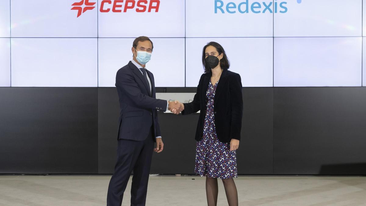 Cepsa y Redexis impulsan la primera red de energía fotovoltaica en sus gasolineras en Europa.