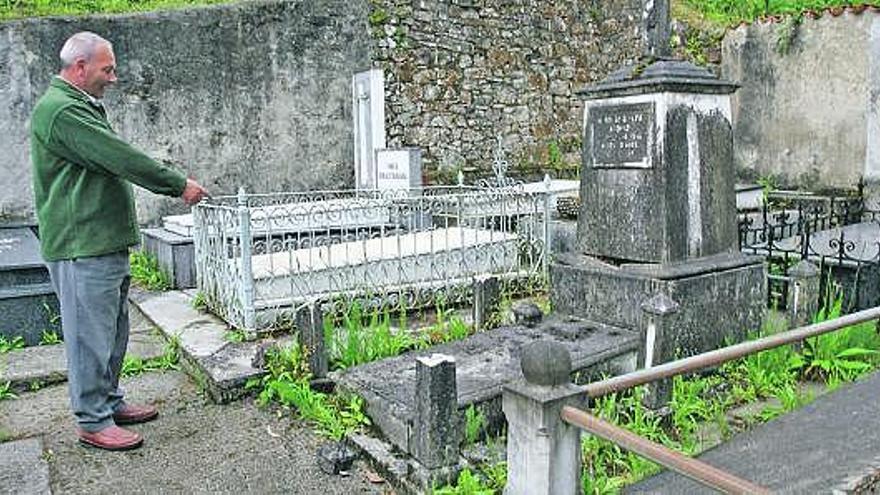 Luis Cortina, vecino de Mones, señala una de las tumbas afectadas por los robos en el cementerio de Villamayor.