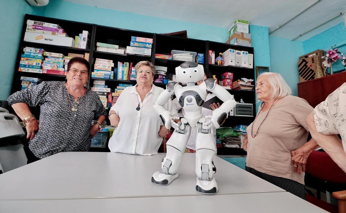 Acaymito y Estrellita, los robots que ayudan a animar a los mayores de La Laguna Acaymito y Estrellita, los robots que ayudan a animar a los mayores de La Laguna