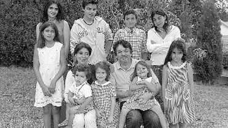 José Manuel Trigo y Clara Rosón, con nueve de sus diez hijos, en Santiago.